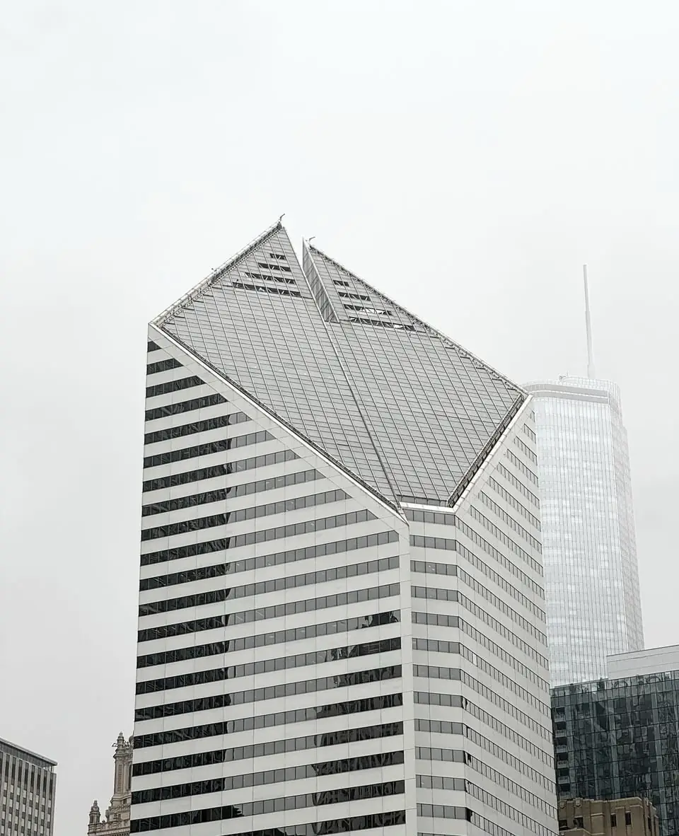 A white Chicago skyscraper with a slanted diamond-shaped top